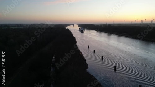 Schiffe fahren bei Sonnenaufgang durch den Nord-Ostsee-Kanal