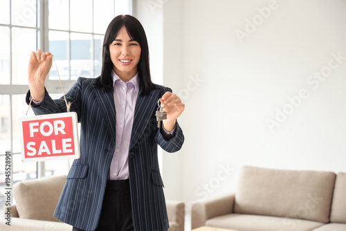 Female real estate agent wi...