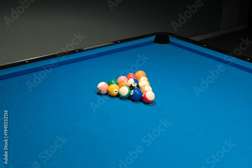 Foto pool balls on a blue background