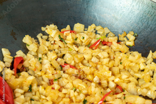 Cook the vegetarian dishes and pickled vegetables in the iron pot.