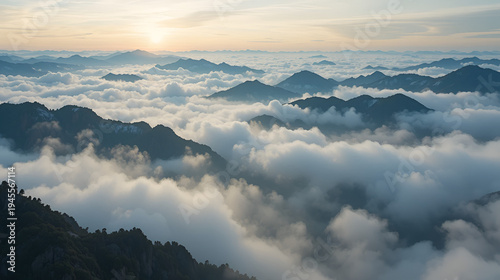 Escadrille dans les nuages au-dessus des montagnes