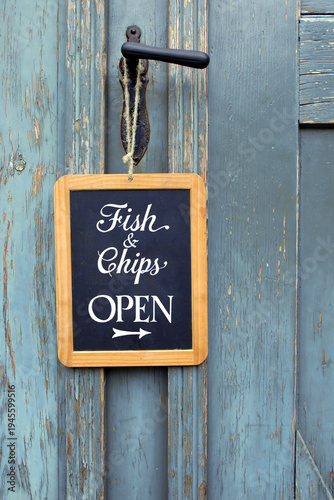 kleine tafel am fish & chips shop - geöffnet