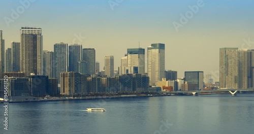 広大な東京湾とビル群が織りなす都心のウォーターフロント全景