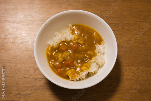 器に盛られた美味しそうなカレーライス