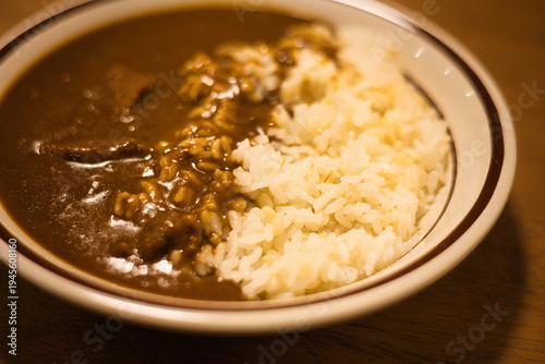 器に盛られた美味しそうなカレーライス