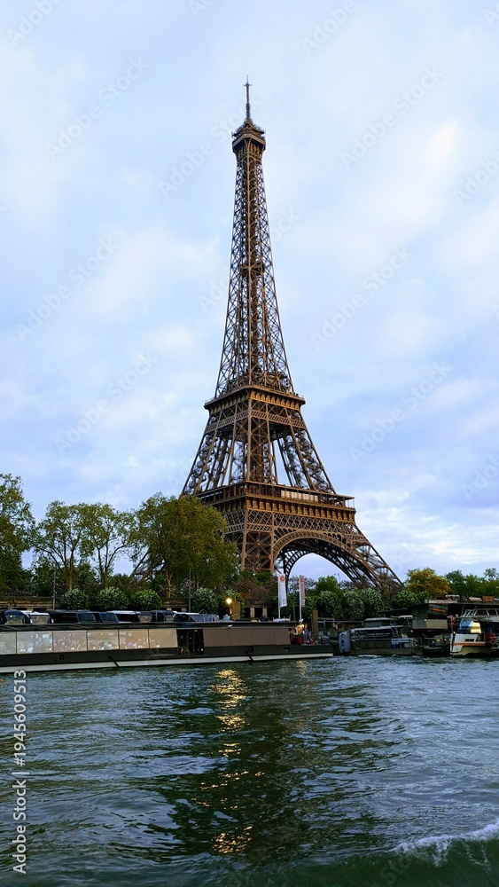 Fototapeta premium eiffel tower in paris