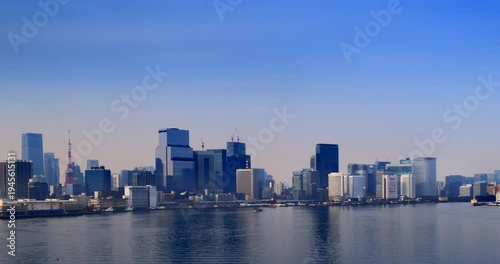 Wallpaper Mural 東京湾のウォーターフロントに聳え立つタワーマンション群と青い海 Torontodigital.ca