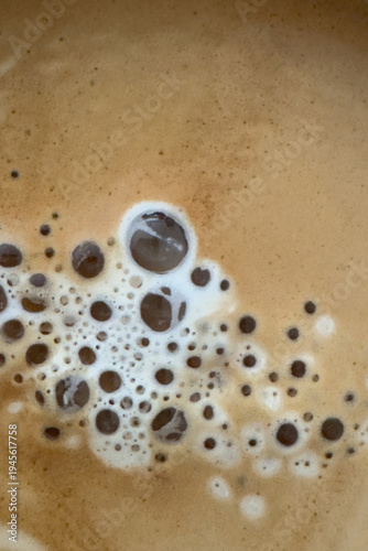 Foto Detailed macro view of espresso crema with natural foam bubbles on freshly brewed coffee surface
