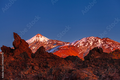 Foto Mount Teide Volcano at Sunset Above Red Lava Landscape in Teide National Park, T