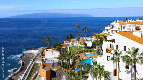 Foto sunlit coastal resort with bright white buildings, terracotta rooftops and a tra