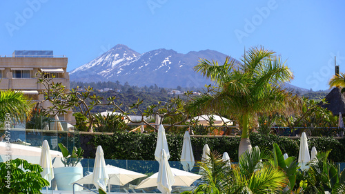 Foto luxury seaside resort on tenerife framed by tall palms and bright umbrellas, ope