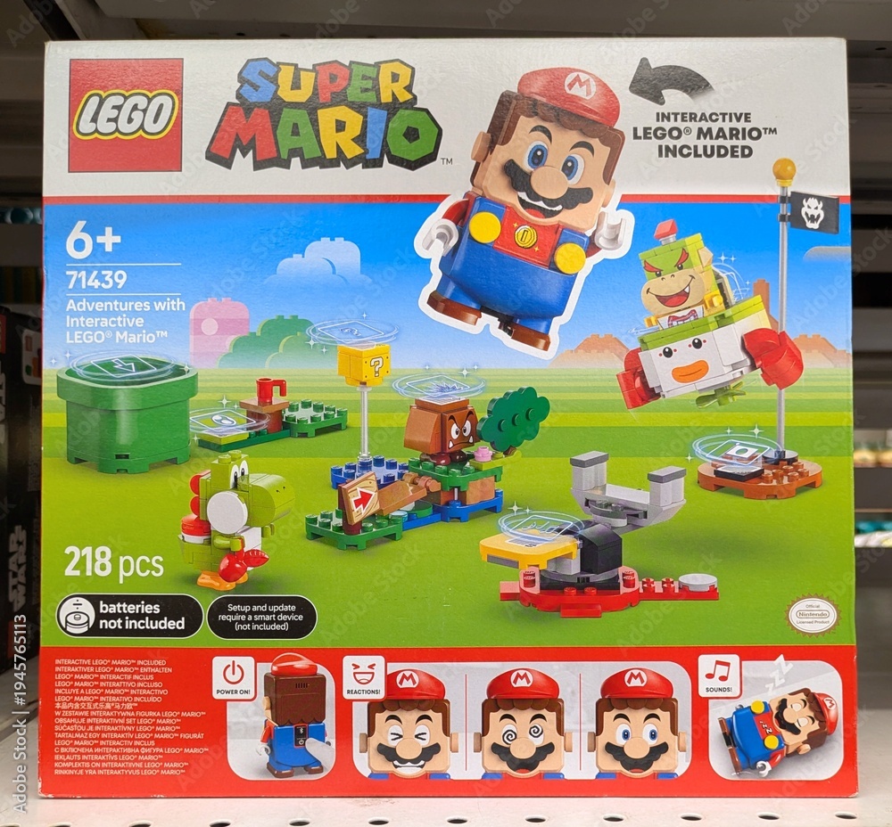Obraz premium Caja con juguete Lego de Super Mario de Nintendo en una tienda Carrefour, Madrid, España, 17 de febrero de 2026