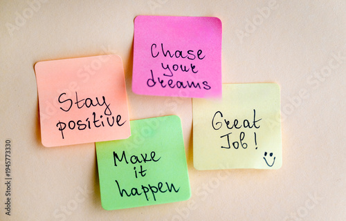 Foto Positive Thinking concept with different positive quotes on sticky notes