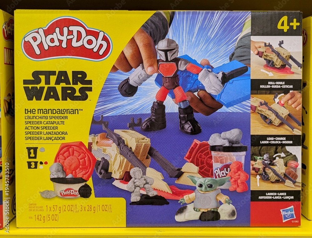 Obraz premium Caja con pasta de modelado Play-Doh de Hasbro con The Mandalorian de Star Wars, en tienda Carrefour de Madrid, España, 17 de febrero de 2026