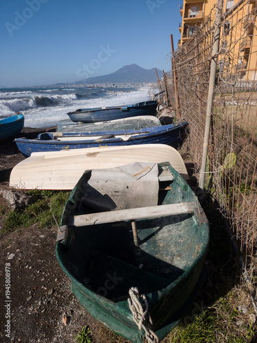 Barche da pesca sulla spiaggia di Castellammare di Stabia con il Vesuvio sullo sfondo, Napoli, Italia.