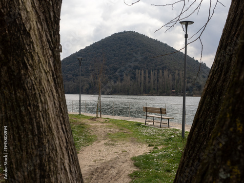 Veduta del Monte Capre tra alberi spogli sulla riva del Lago di Piediluco, Terni, Umbria.