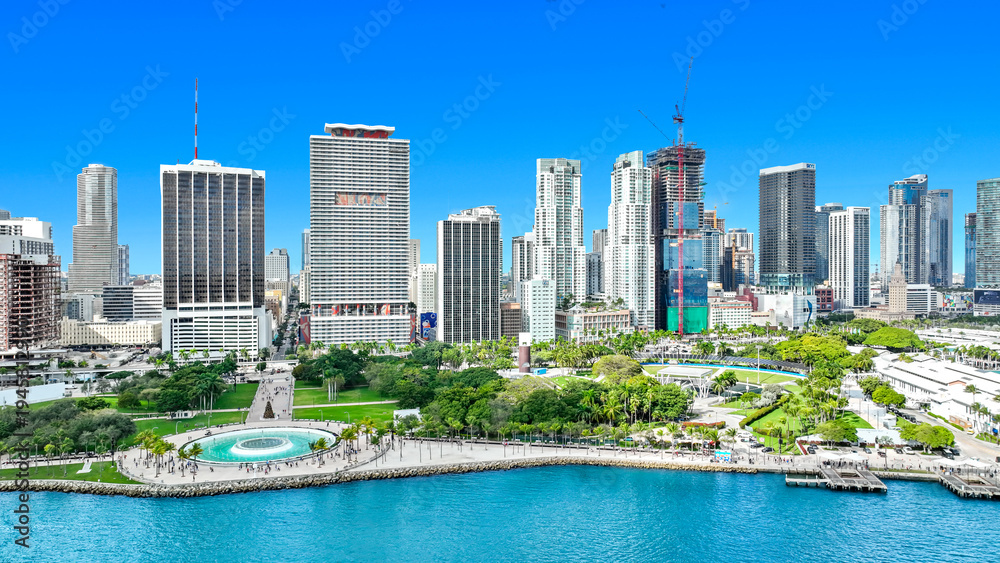 Fototapeta premium Miami downtown and Bayside park view, 