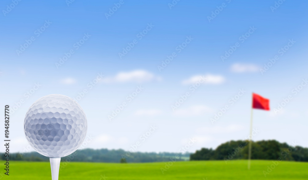 Obraz premium Golfball auf dem Golfplatz im Hintergrund eine Fahne
