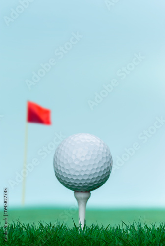 Golfball auf dem Golfplatz im Hintergrund eine Fahne