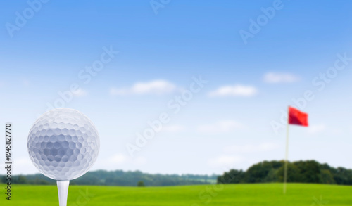 Golfball auf dem Golfplatz im Hintergrund eine Fahne
