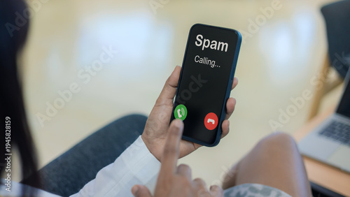 Foto Spam call notification on smartphone screen alert