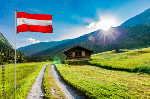 Wanderweg in den österreichischen Alpen mit einer Almhütte