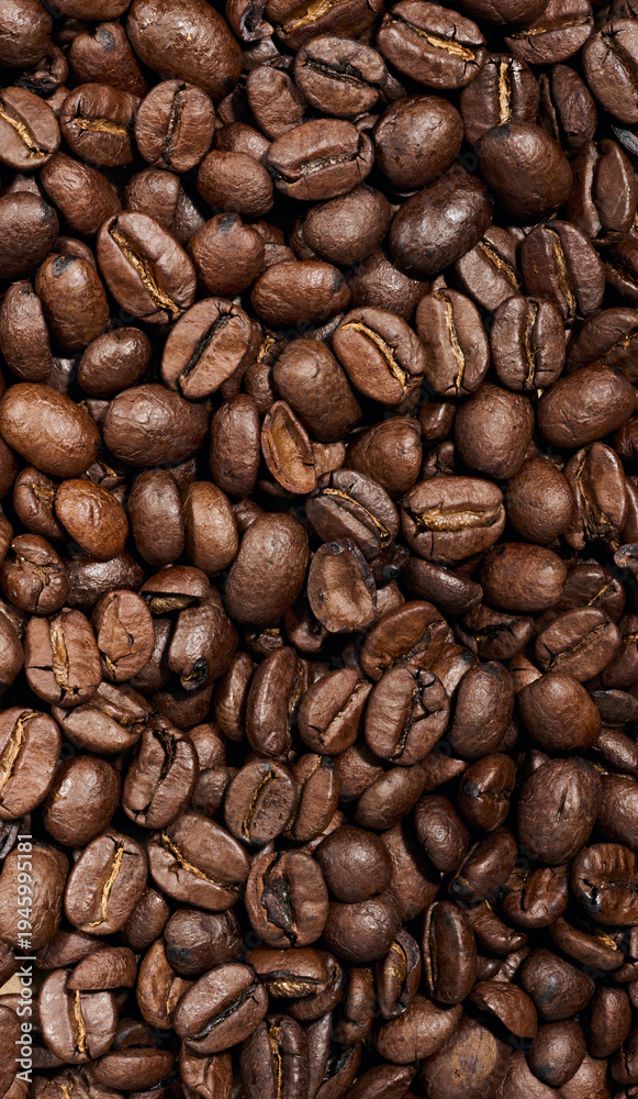 Fototapeta premium Whole roasted coffee beans scattered chaotically