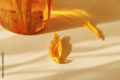 Foto Sunlight shadow and golden reflection from amber glass vase illuminating withere