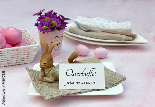 Reservierung: Tischreservierung zu Ostern mit Blumen, Osterhase, Ostereier, Teller und Besteck. Auf einer Karte steht der Text Osterbuffet jetzt Tisch reservieren.
