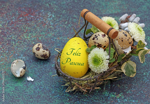 Buona Pasqua. Cestino con fiori, uova di quaglia e un uovo di Pasqua con dedica.