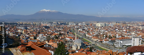 Cuadro en lienzo Prezren,Kosovo city view and Sharr Mountains