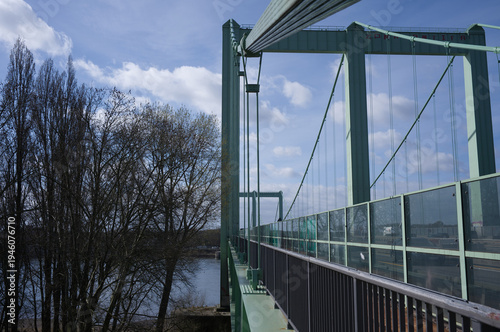Östlicher Pylon der Rodenkirchner Brücke in Köln am Rhein mit blauen Himmel. 