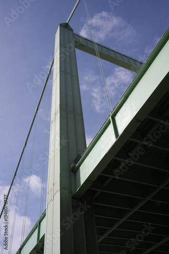 Östlicher Polygon von der Rodenkirchner Brücke über den Rhein in Kölln.