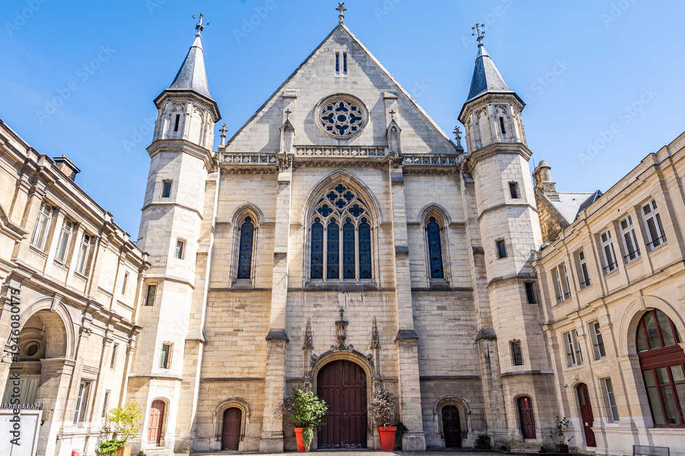 Obraz premium Facade of Saint-Martin-des-Champs church, part of Musée des Arts et Métiers, where the Foucault pendulum demonstrates Earth’s rotation, Paris, France.