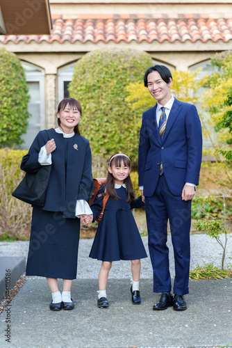 Wallpaper Mural ランドセルを背負った女の子　小学校の入学式 Torontodigital.ca