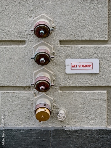 Εκτύπωση καμβά Stack of four wet standpipes on concrete wall