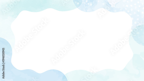 ナチュラルな水彩テクスチャのコピースペースデザイン。水彩画タッチの淡いブルーの重なりと波打つフレーム。手描き水彩の抽象デザインとコピースペースのある背景素材（ベクター）。