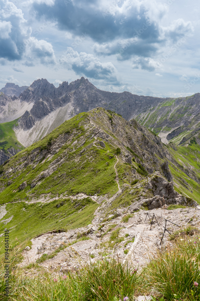 Obraz premium Schmaler Berggrat kurz unterhalb des Gipfels der Kanzelwand im Kleinwalsertal – alpiner Wanderweg mit beeindruckender Aussicht.