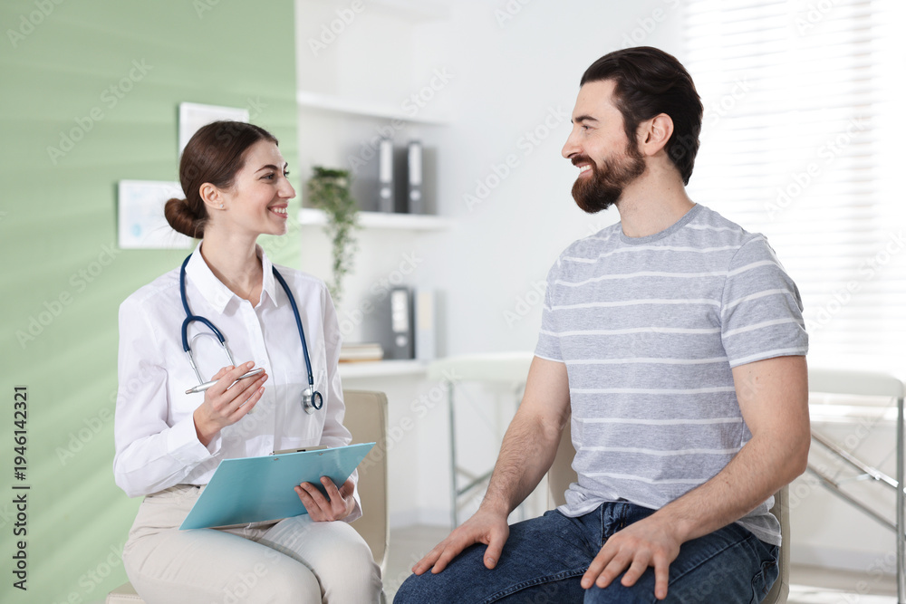 Obraz premium Man having appointment with doctor in clinic