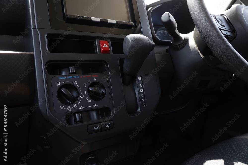 Obraz premium 自動車のカーエアコン操作パネルとシフトレバー。