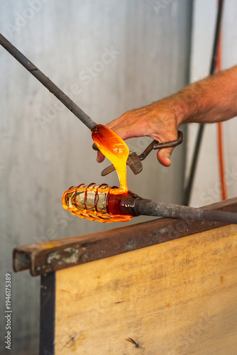 Obraz na plátně Murano glassmaker scissors borselle molten glass incandescent artisan cutting sh