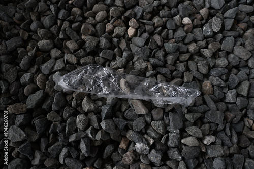 Fotografía Superficie de piedra utilizada como piso en un área exterior en Manatí, Puerto Rico, con basura plástica sobre el suelo
