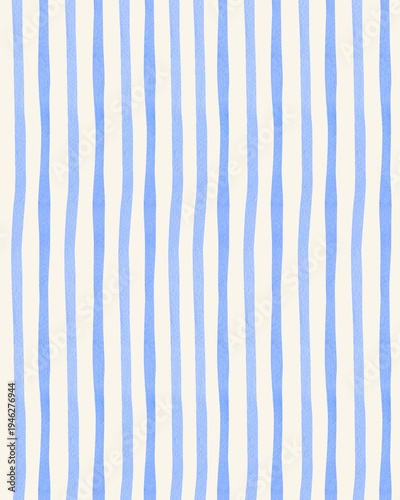 Foto A seamless vertical pattern featuring hand-painted light blue watercolor stripes on a creamy off-white background