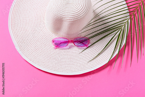 Stylish sunglasses with wic...