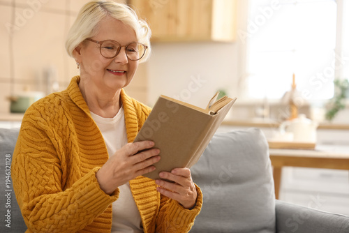 Senior woman reading book o...