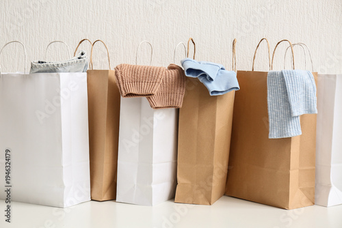 Paper shopping bags with st...