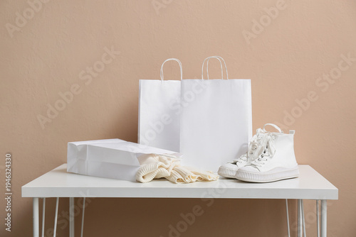 Paper shopping bags with st...
