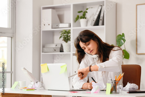Busy young businesswoman wi...