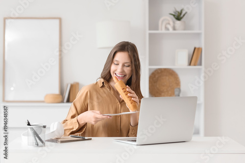 Young businesswoman eating ...