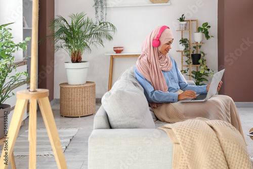 Young Muslim woman in headp...
